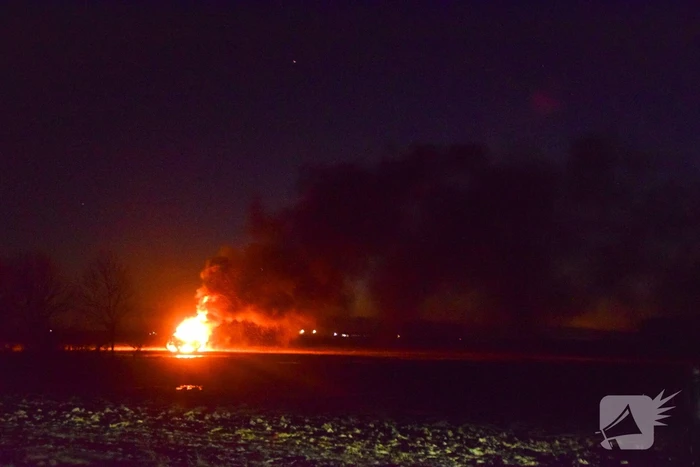Landbouwvoertuig uitgebrand in weiland
