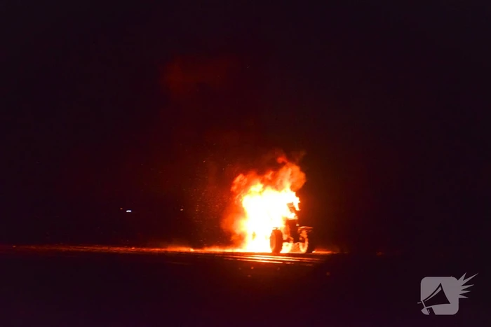 Landbouwvoertuig uitgebrand in weiland