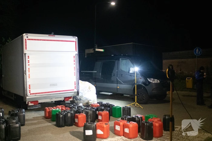 Twee bakwagens vol met verdachte jerrycans aangetroffen