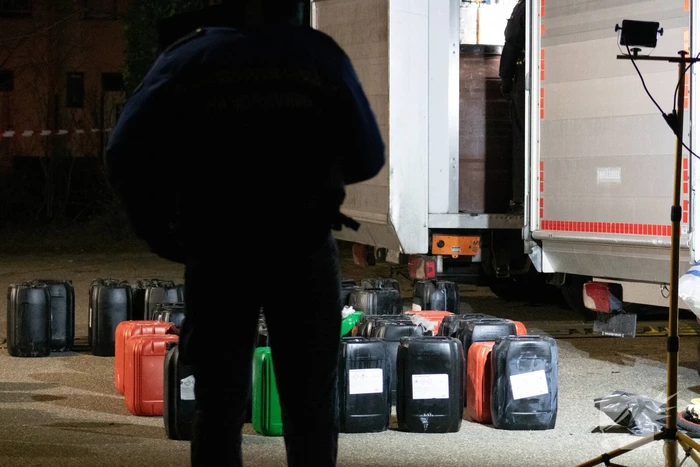 Twee bakwagens vol met verdachte jerrycans aangetroffen