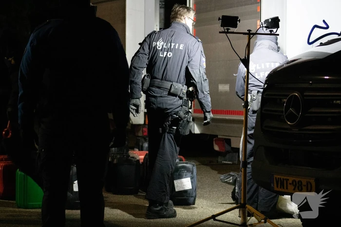 Twee bakwagens vol met verdachte jerrycans aangetroffen