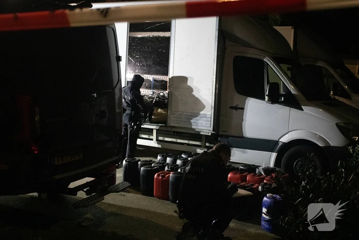 Twee bakwagens vol met verdachte jerrycans aangetroffen