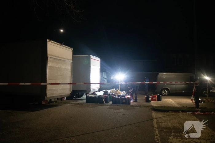 Twee bakwagens vol met verdachte jerrycans aangetroffen