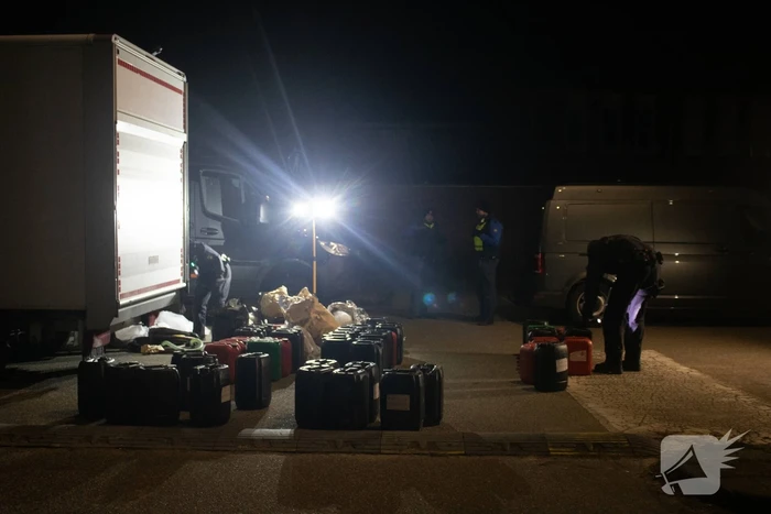 Twee bakwagens vol met verdachte jerrycans aangetroffen