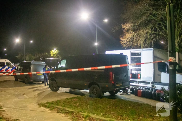 Twee bakwagens vol met verdachte jerrycans aangetroffen