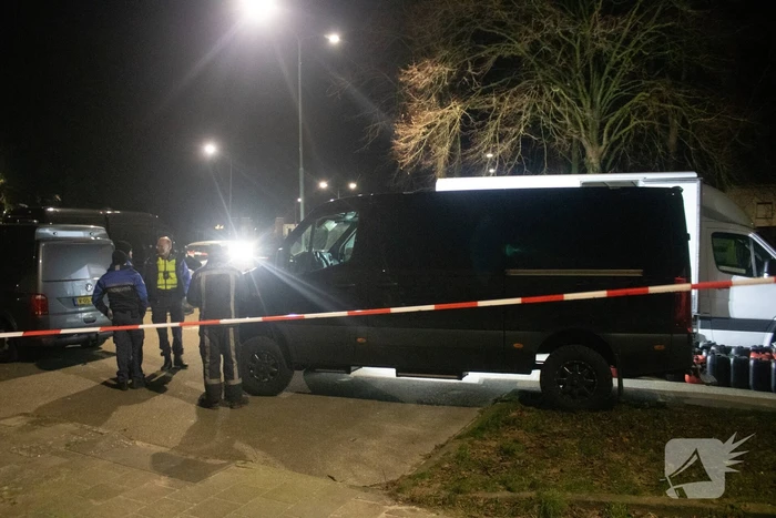 Twee bakwagens vol met verdachte jerrycans aangetroffen