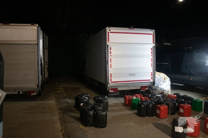 Twee bakwagens vol met verdachte jerrycans aangetroffen