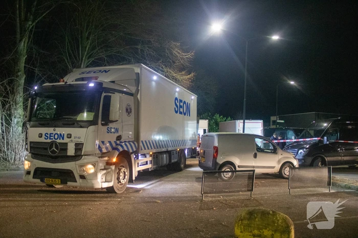 Twee bakwagens vol met verdachte jerrycans aangetroffen