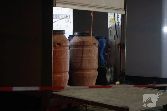 Twee bakwagens vol met verdachte jerrycans aangetroffen