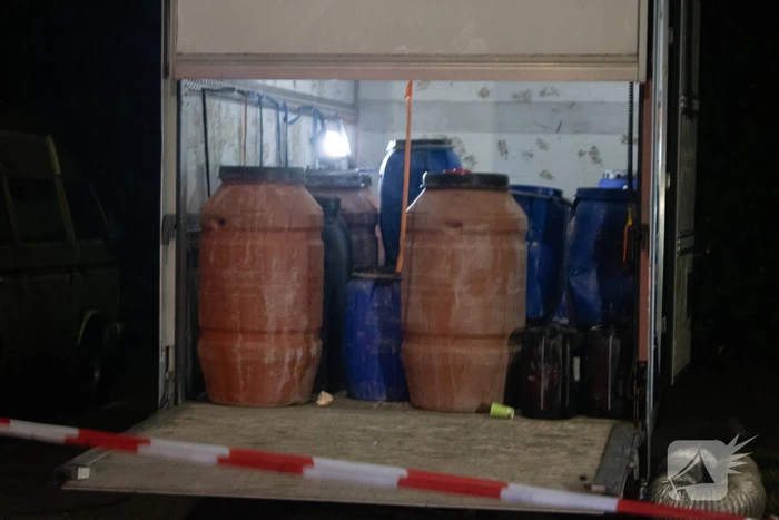 Twee bakwagens vol met verdachte jerrycans aangetroffen