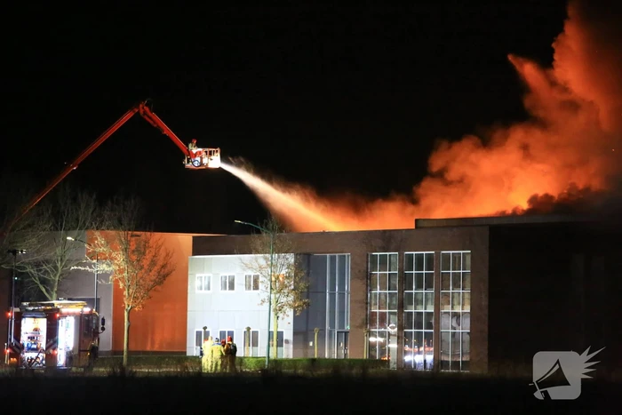 Uitslaande brand in bedrijfspand