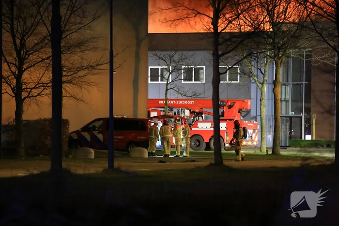 Uitslaande brand in bedrijfspand