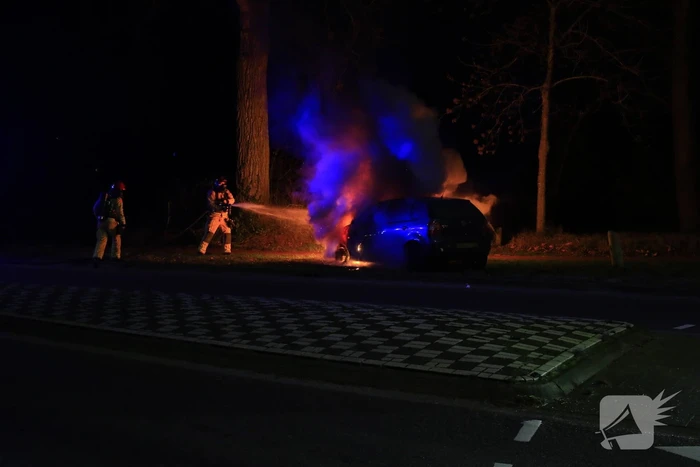 Auto vliegt tijdens het rijden plotseling in brand