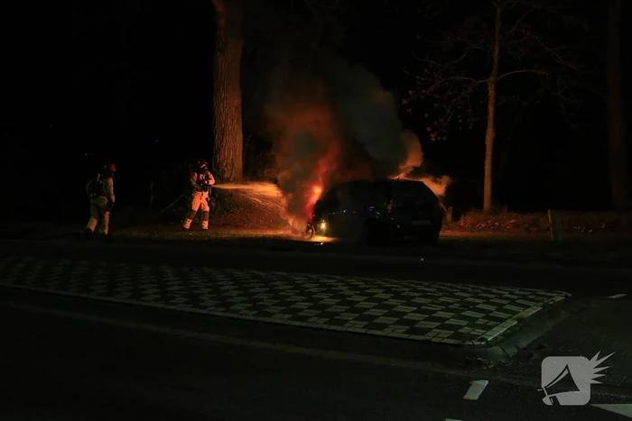 Auto vliegt tijdens het rijden plotseling in brand