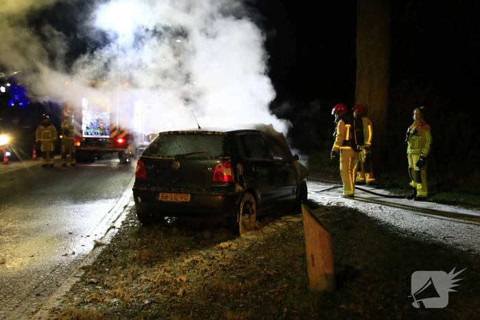 Auto vliegt tijdens het rijden plotseling in brand