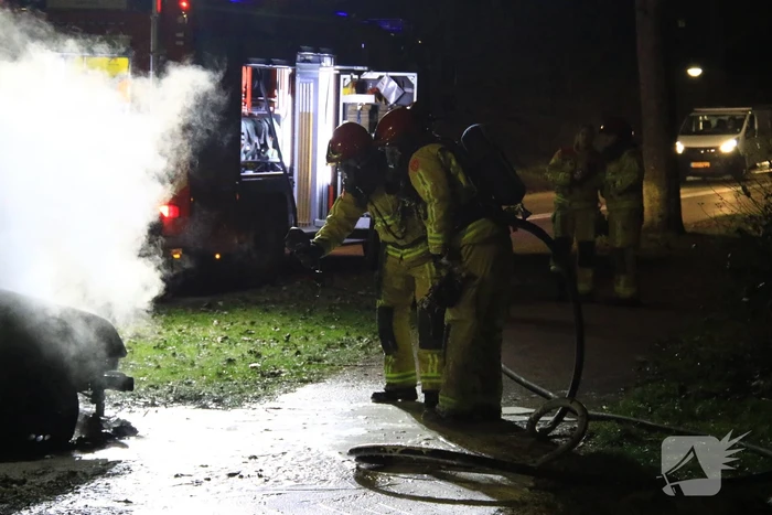 Auto vliegt tijdens het rijden plotseling in brand