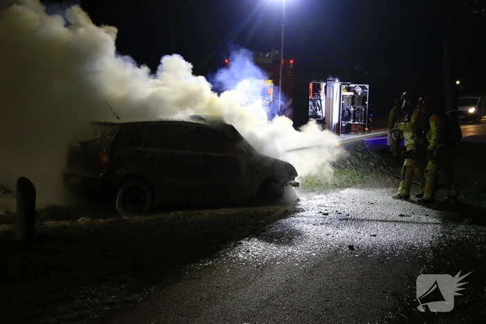 Auto vliegt tijdens het rijden plotseling in brand