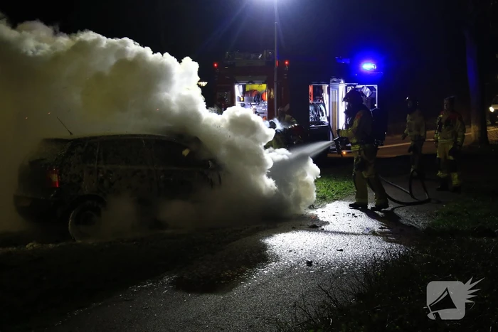 Auto vliegt tijdens het rijden plotseling in brand