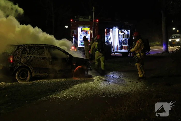 Auto vliegt tijdens het rijden plotseling in brand