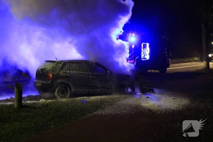 Auto vliegt tijdens het rijden plotseling in brand