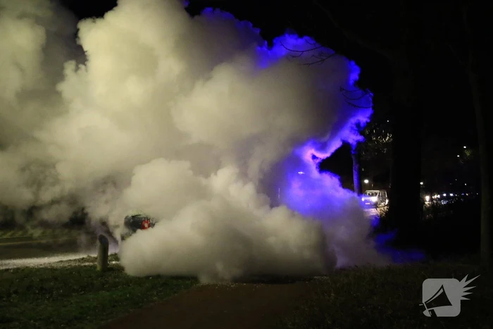 Auto vliegt tijdens het rijden plotseling in brand