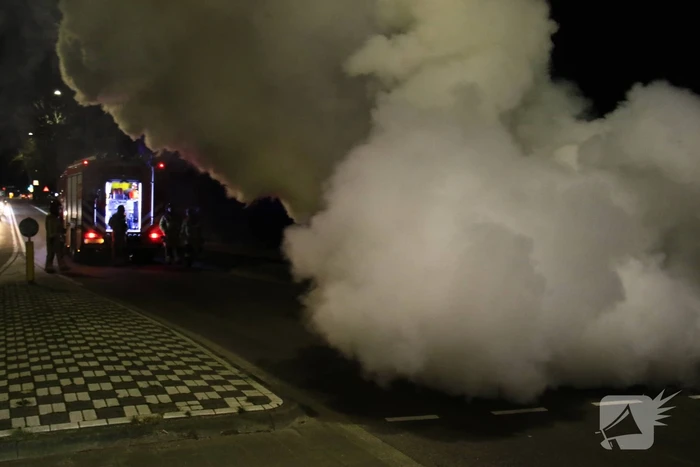 Auto vliegt tijdens het rijden plotseling in brand