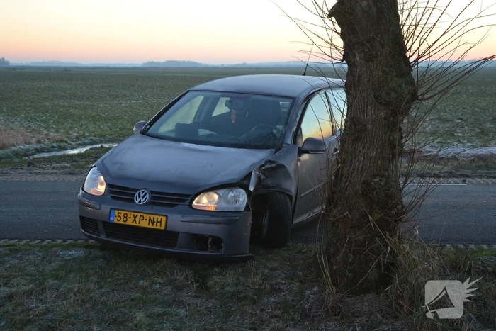 Automobilist belandt tegen boom