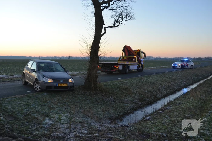 Automobilist belandt tegen boom