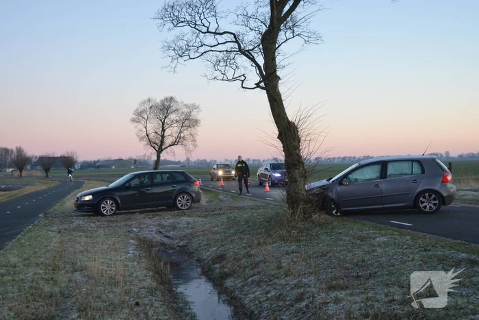 Automobilist belandt tegen boom