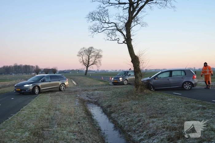 Automobilist belandt tegen boom