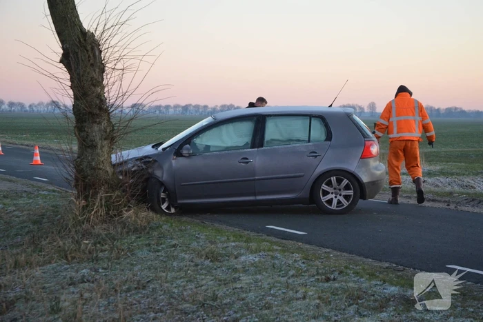 Automobilist belandt tegen boom