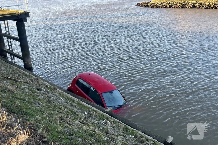 Hulpdiensten ingezet voor auto te water