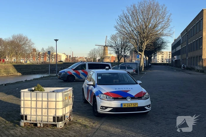 Hulpdiensten ingezet voor auto te water