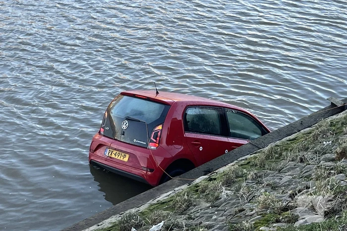 Hulpdiensten ingezet voor auto te water