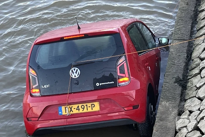 Hulpdiensten ingezet voor auto te water