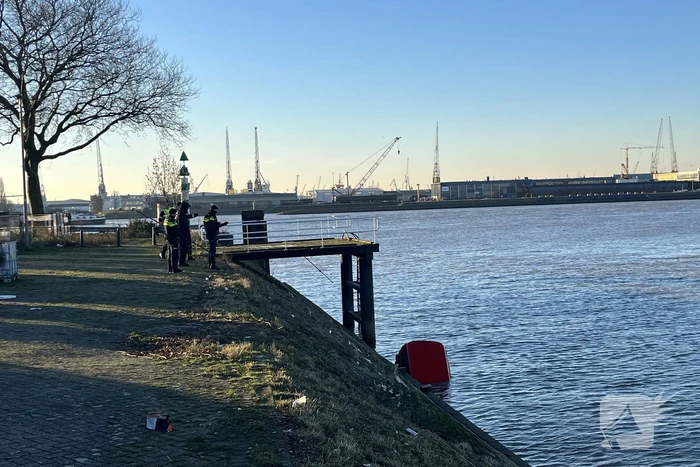 Hulpdiensten ingezet voor auto te water