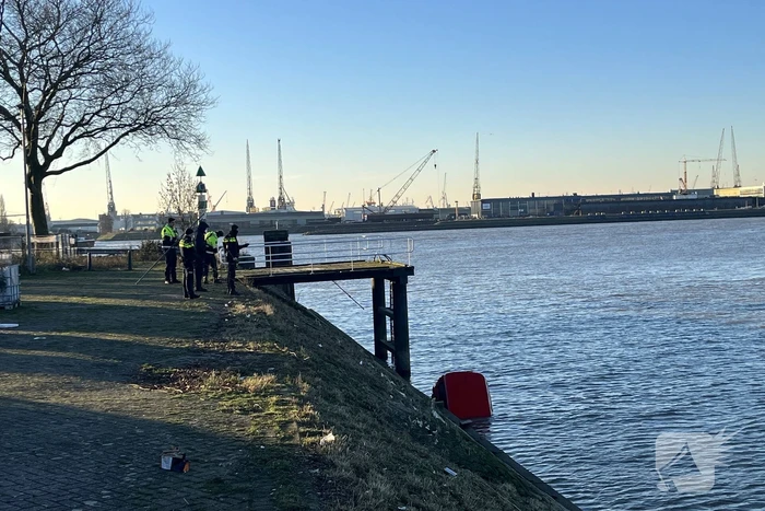 Hulpdiensten ingezet voor auto te water