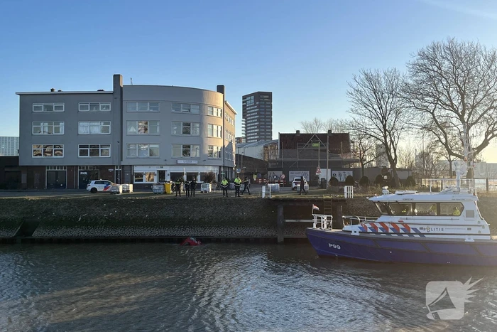 Hulpdiensten ingezet voor auto te water