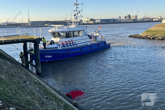Hulpdiensten ingezet voor auto te water