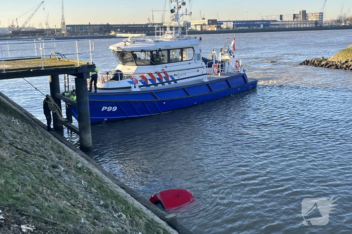 Hulpdiensten ingezet voor auto te water