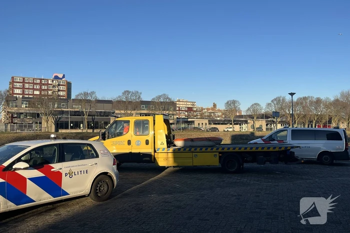 Hulpdiensten ingezet voor auto te water