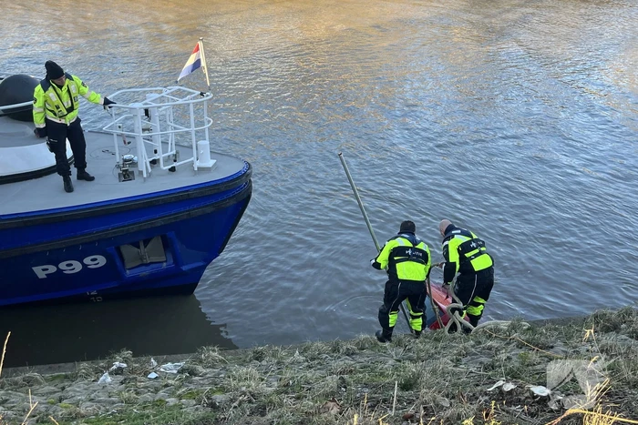 Hulpdiensten ingezet voor auto te water