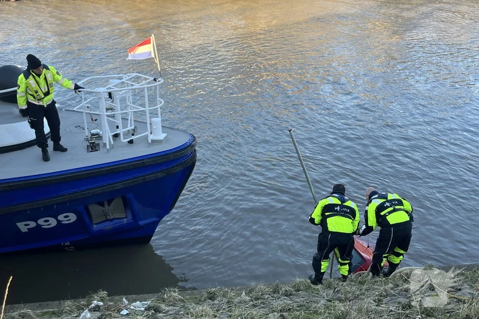 Hulpdiensten ingezet voor auto te water