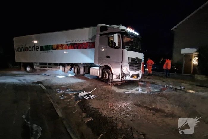Vrachtwagenchauffeur rijdt sinkhole in