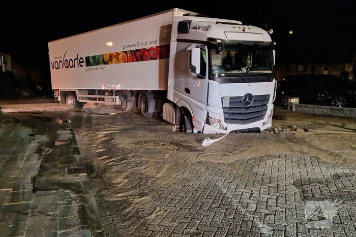 Vrachtwagenchauffeur rijdt sinkhole in