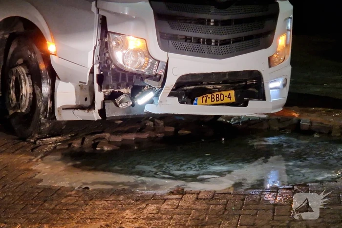 Vrachtwagenchauffeur rijdt sinkhole in