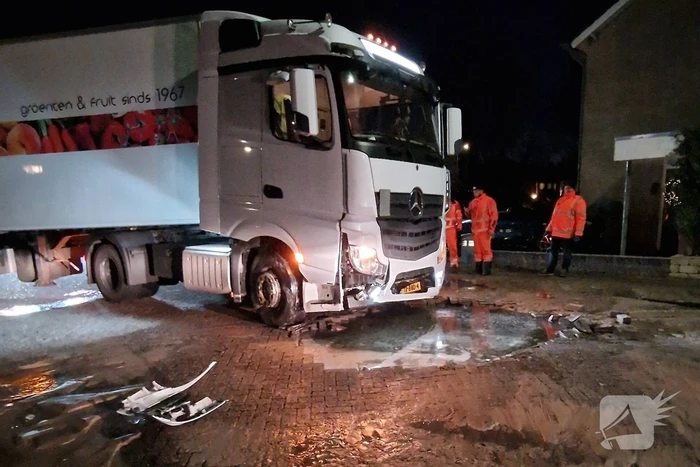Vrachtwagenchauffeur rijdt sinkhole in
