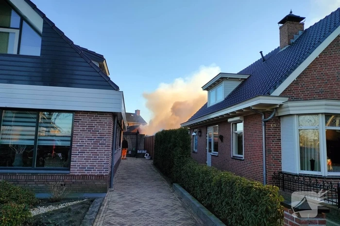 Brandende haag zorgt voor veel rookontwikkeling