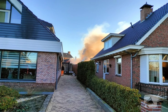 Brandende haag zorgt voor veel rookontwikkeling