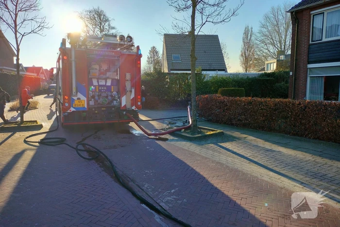 Brandende haag zorgt voor veel rookontwikkeling